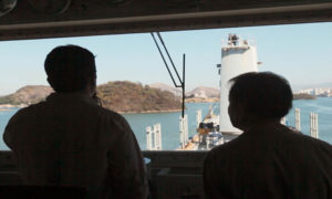 Práticos de Navios observando a embarcação