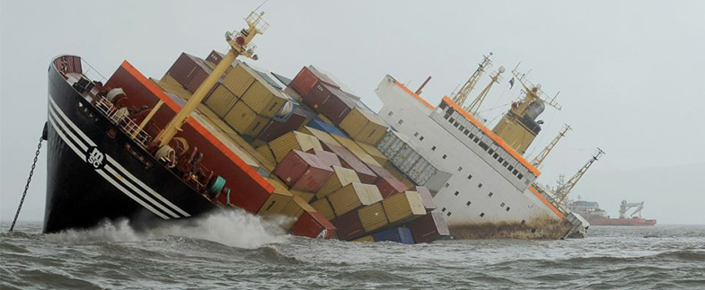 Navio cargueiro afundando 