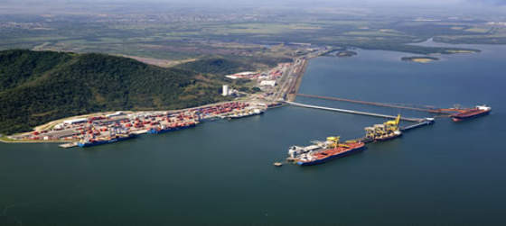porto com navios atracados
