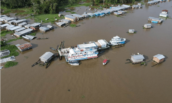 moradias flutuantes sobre o Rio Amazonas